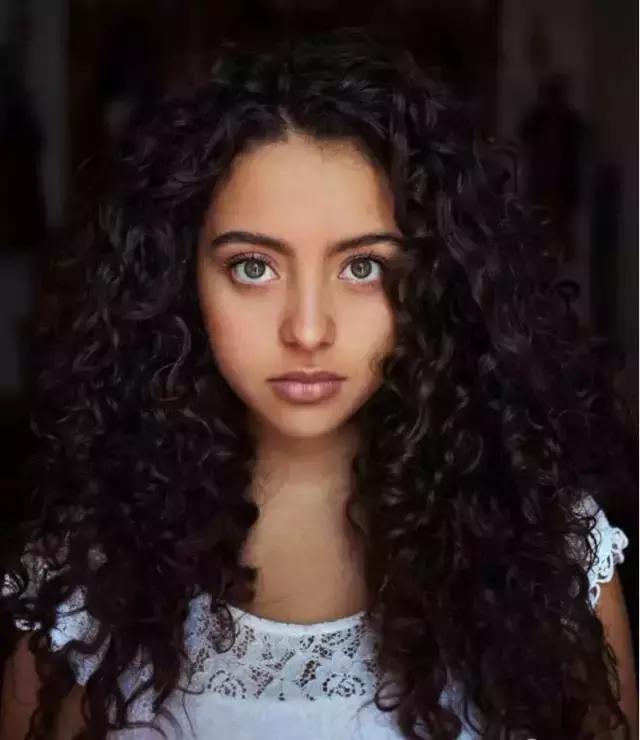 一个普通的上班族起早贪黑,一个打工人四处奔波