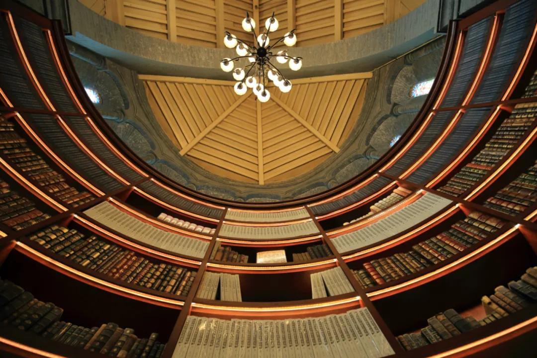 世界读书日让我们重回最美书店,新华书店围绕世界读书日说些什么