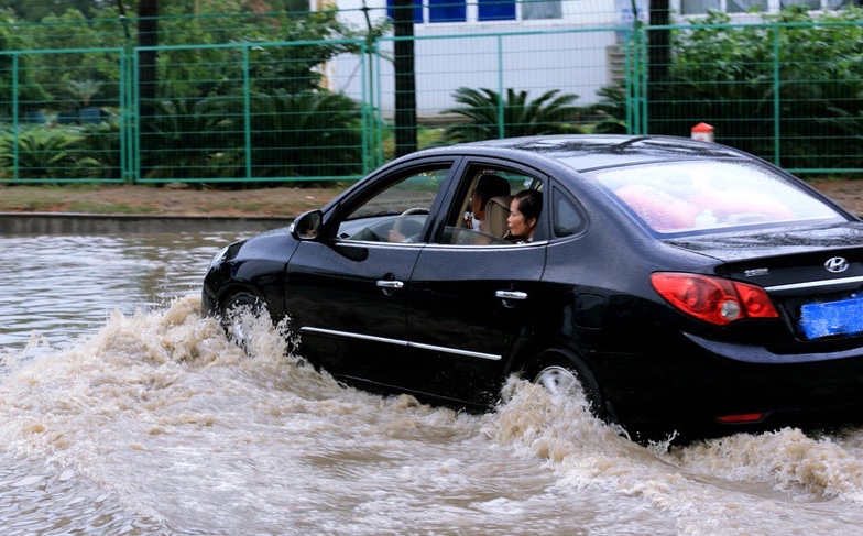 车在水里开了以后吱吱响,车在水里熄火了以后有啥影响