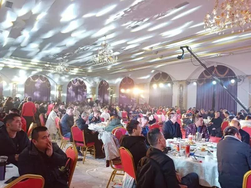 河南的卡车司机年终庆功会上，他竟然穿着睡衣上台领了个奖