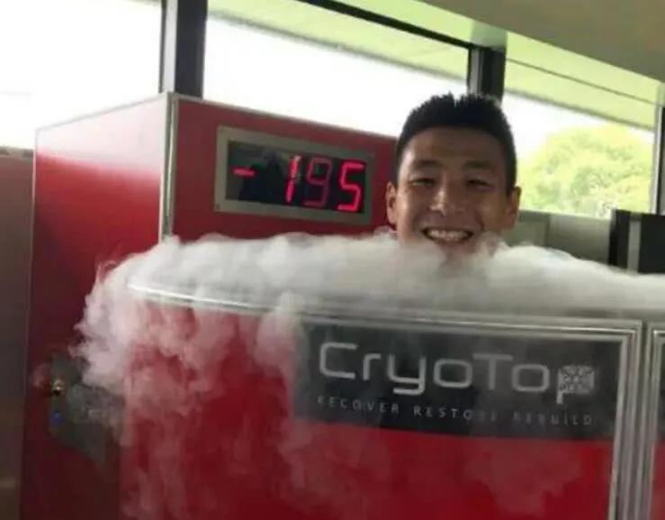 为什么运动员比赛结束后进冷冻箱,为什么运动员在比赛后要钻进冻箱