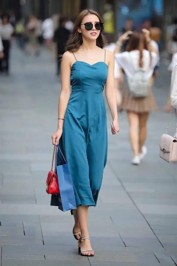 广东街头小姐姐，完美展现迷人的腰部，充满了女神的气息