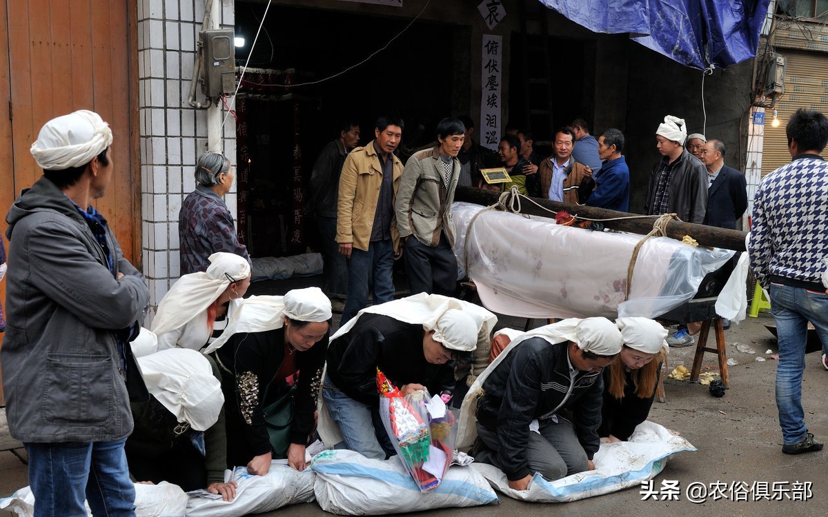 逝者出殡前开光仪式是什么,出殡前一天烧纸有什么讲究