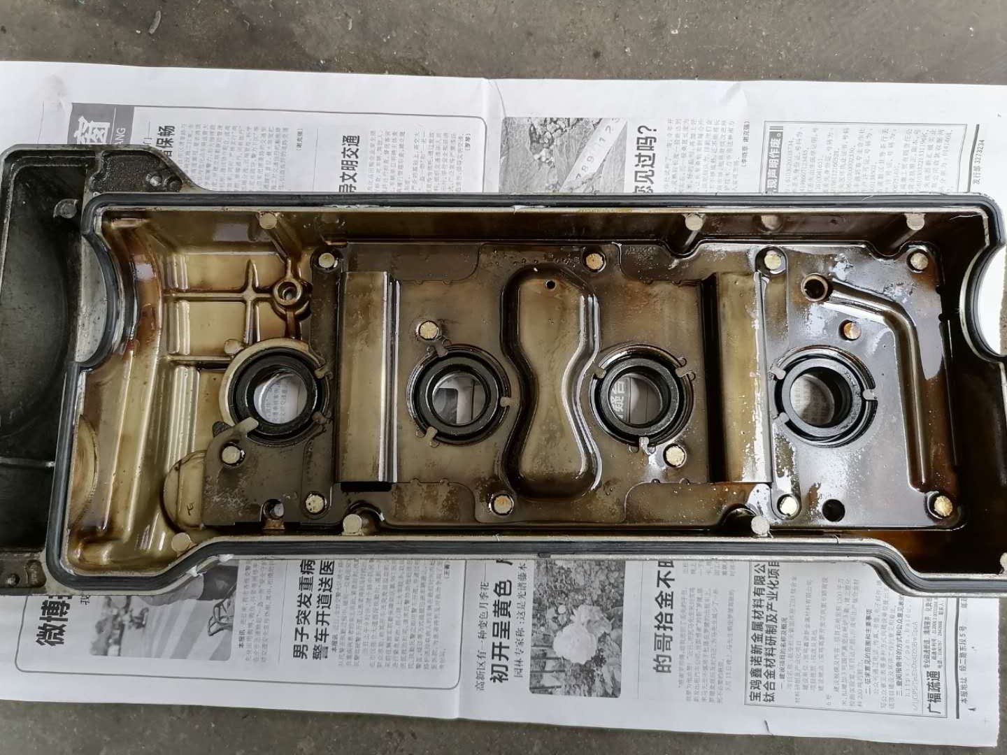 发动机漏油损伤皮带,发动机皮带断裂堵塞油底壳