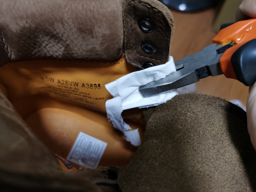 踢不烂大黄靴磨脚踝,踢不烂大黄靴滴上油了怎么办