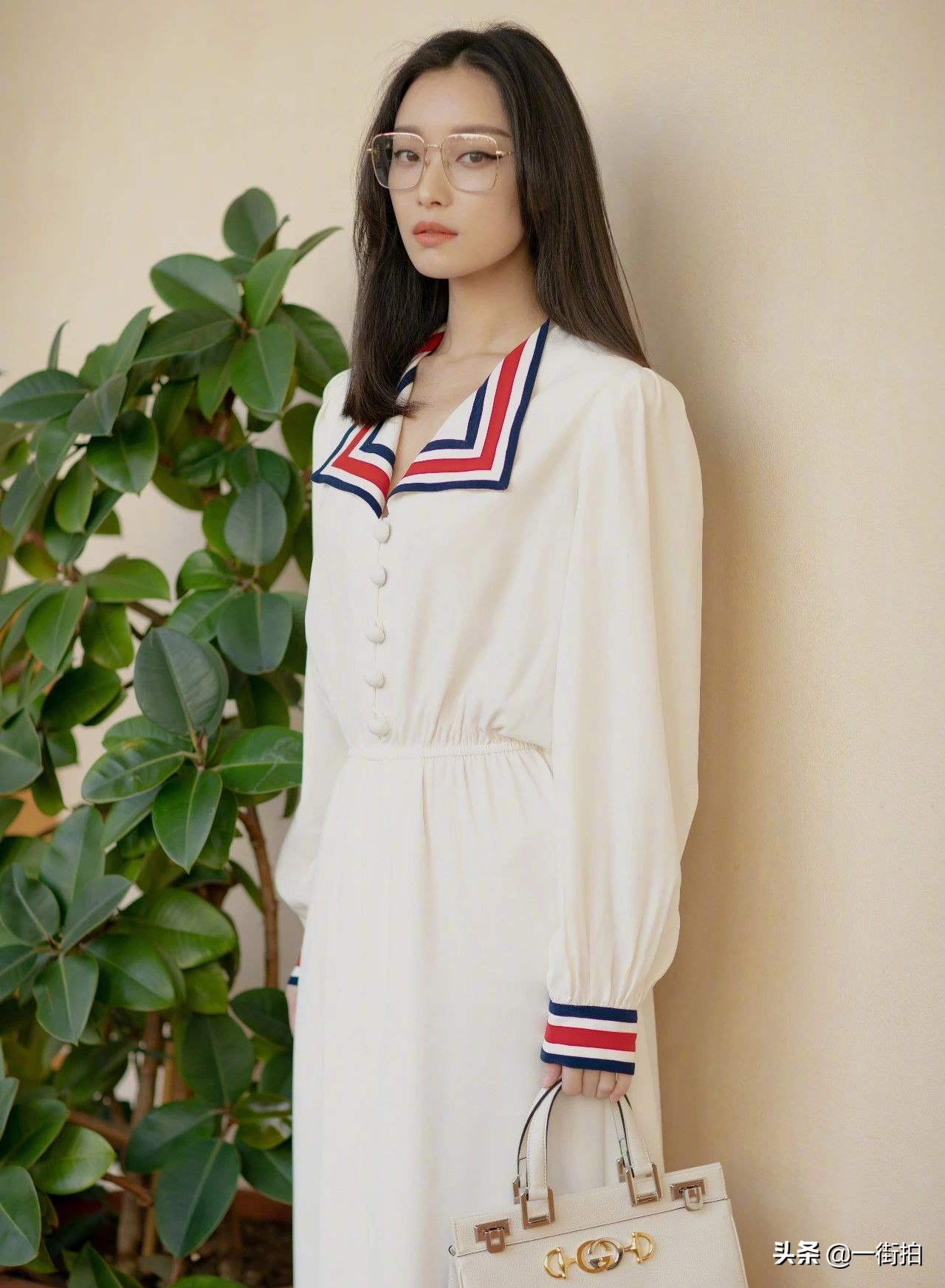 倪妮旅拍布袋垮裤好接地气,带货女王的魅力“眼神杀”无懈可击!