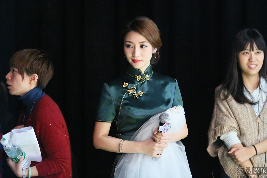 柳岩穿白色蕾丝旗袍的照片,柳岩真的很美吗