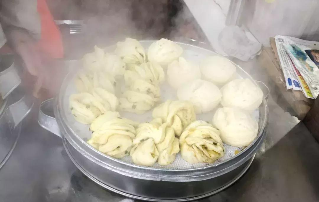 “老板儿,来十个包子,肉的哈~”都江堰人的早晨从这口油滋滋开始,这8家包子店,你最钟意哪家?