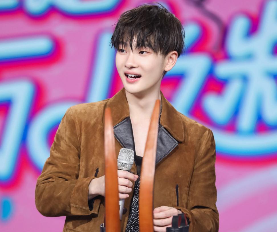 周震南被猫咬到了,周震南与何洛洛聊天记录