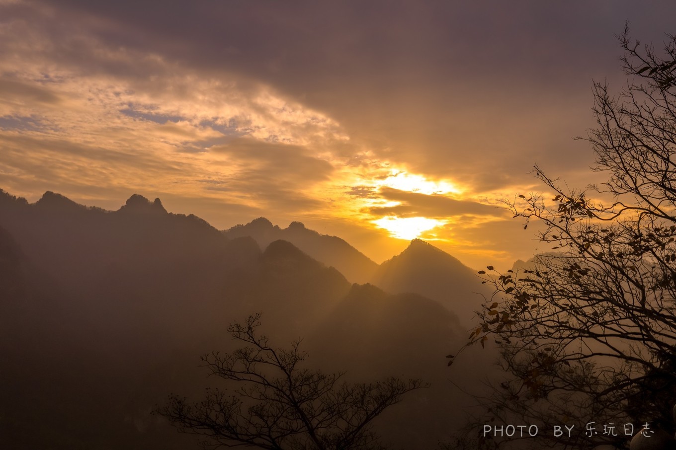 中国的世界文化遗产武当山金顶,悬崖绝壁山水画