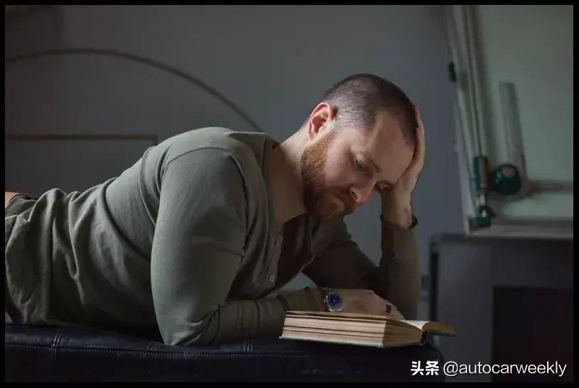 卫衣紧身怎么穿,卫衣装法