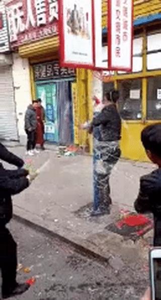 就不能好好结个婚吗？新郎被人用胶带绑路灯杆上泼调料，为啥？