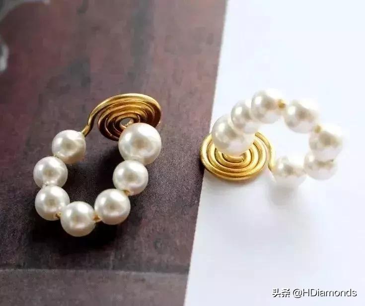 耳环、耳钉、耳线和耳夹，没戴好不仅伤品味，还伤身体。