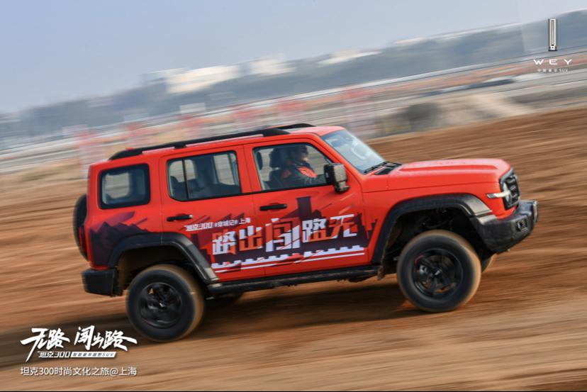 试驾全新坦克300越野版,三把锁硬派越野车