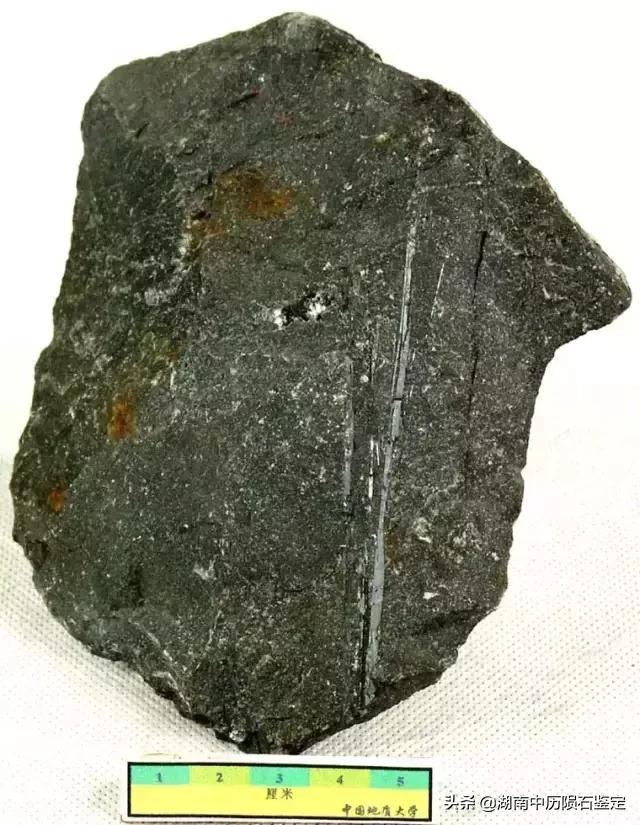 月球陨石与地球矿石的区别,月球陨石和矿石有什么区别