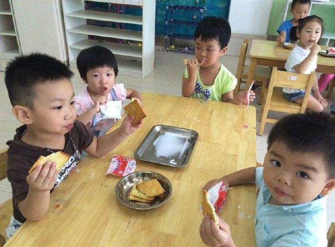 孩子误食干燥剂治疗视频,儿童误食2粒干燥剂怎么办