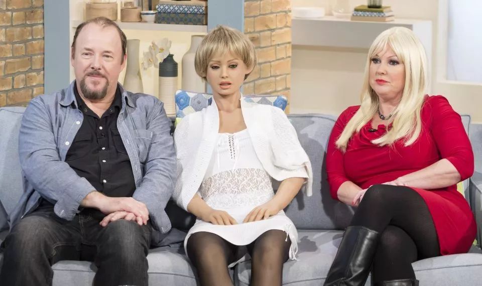 他和未婚妻处了5年，背地里居然买了14个橡胶娃娃！