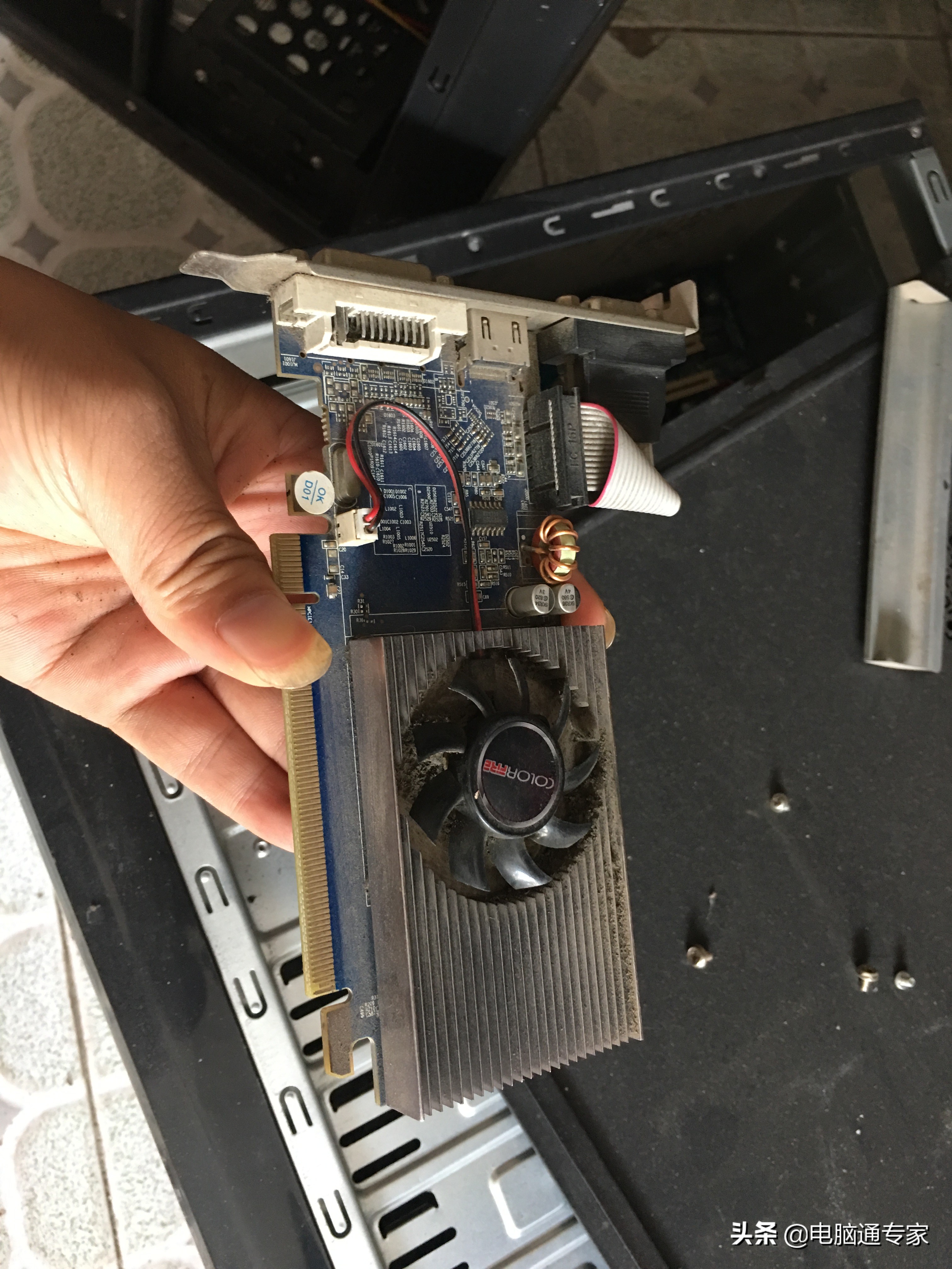 客户来店卖电脑，商家报价200元招客户直呼奸商，商家：滚走