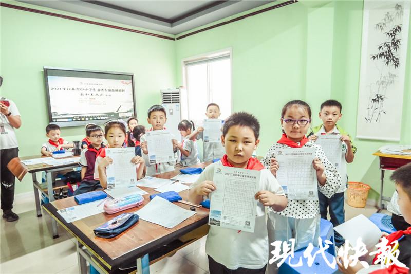 “足球小子”爱上练字,江苏中小学生书法大赛走进盐城韵和书画苑