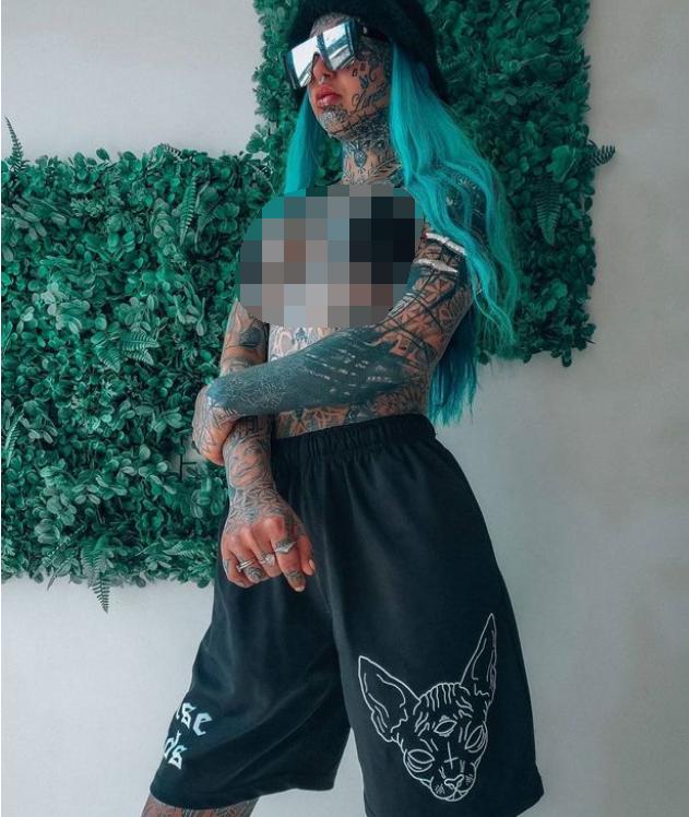 澳洲25岁蓝精灵女孩从头到脚98%纹身，秀600多个图案