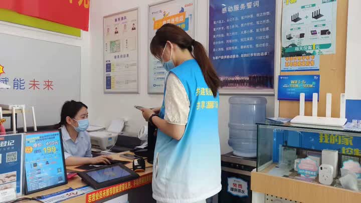 网格员协助社区疫情防控,社区网格员做好跟踪落实居家隔离