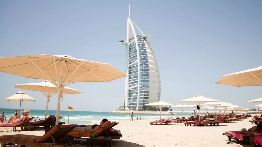 靠捡垃圾成了千亿富翁完整版,捡垃圾变成百万富翁