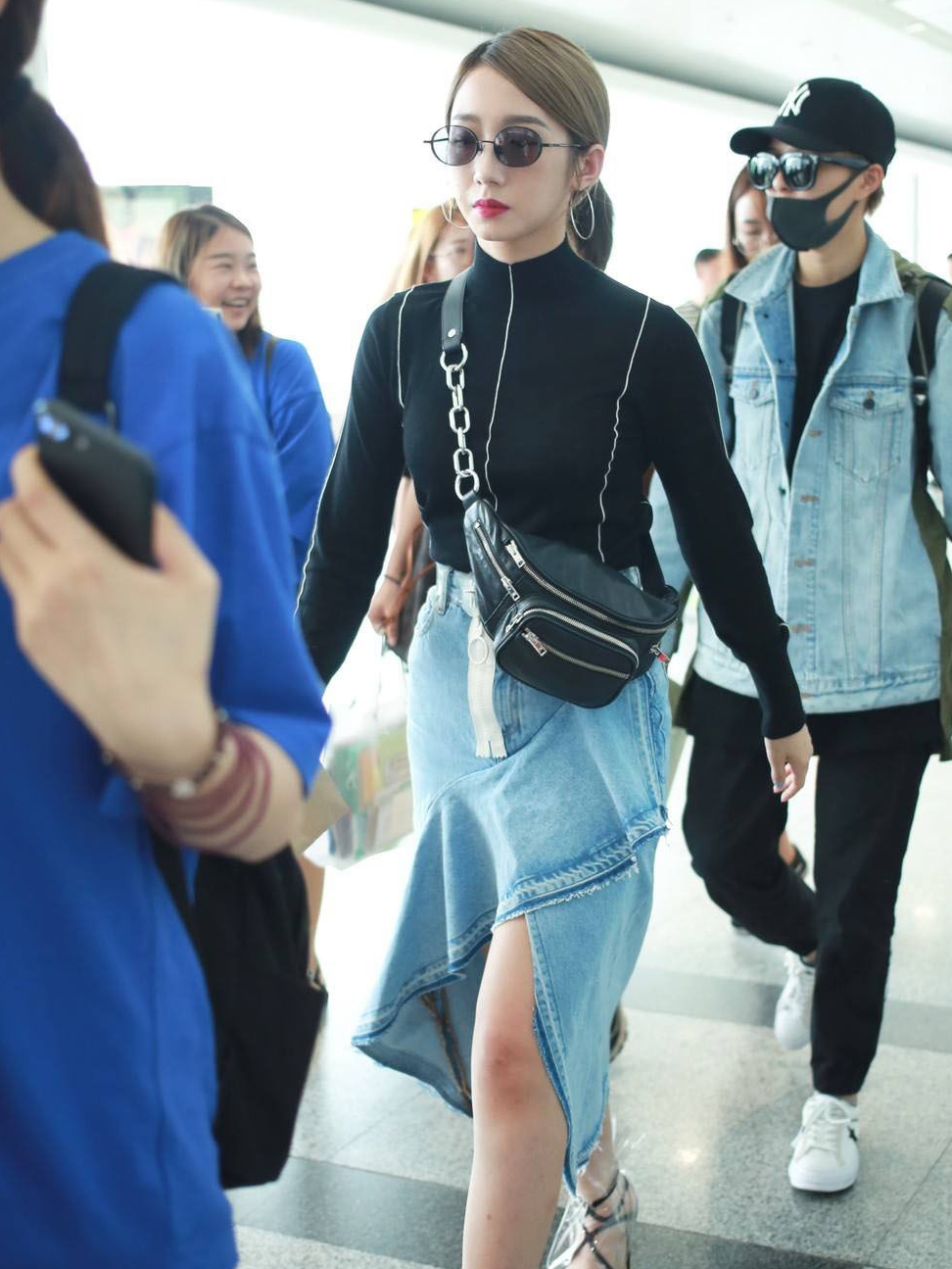 今年最火的斜挎腰包,腰包该怎么搭配