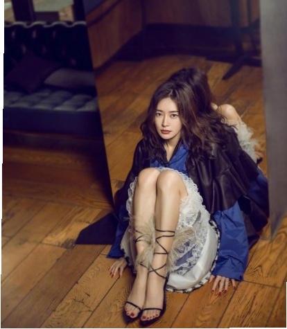 秦岚时尚感太强了，把自己包的密不透风，防疫与时尚两不误