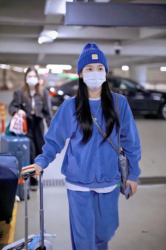 周扬青造型被吐槽脖子短,周扬青深夜晒发照片