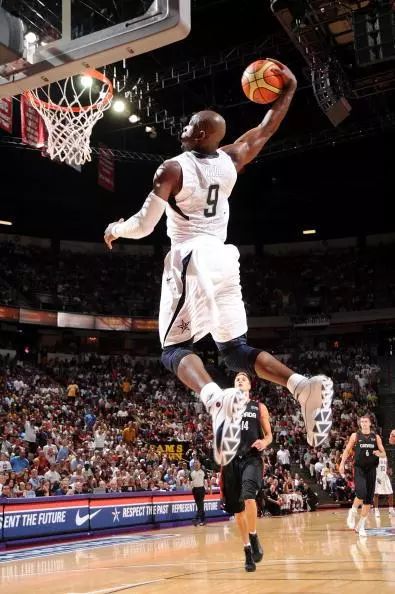 韦德新战靴竟致敬科比,韦德最后一个赛季上脚球鞋