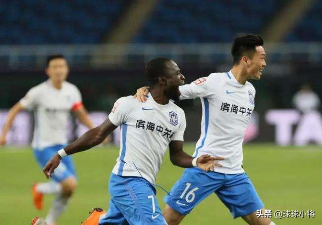 主教练施蒂利克为天津泰达队制定新战术，目标两翼齐飞，快速推进