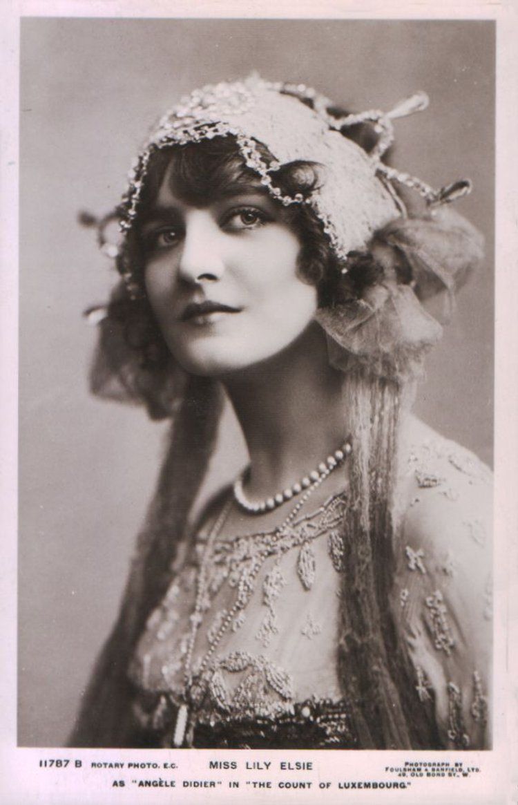 英国名伶莉莉·埃尔茜与爱德华时代服饰嬗变