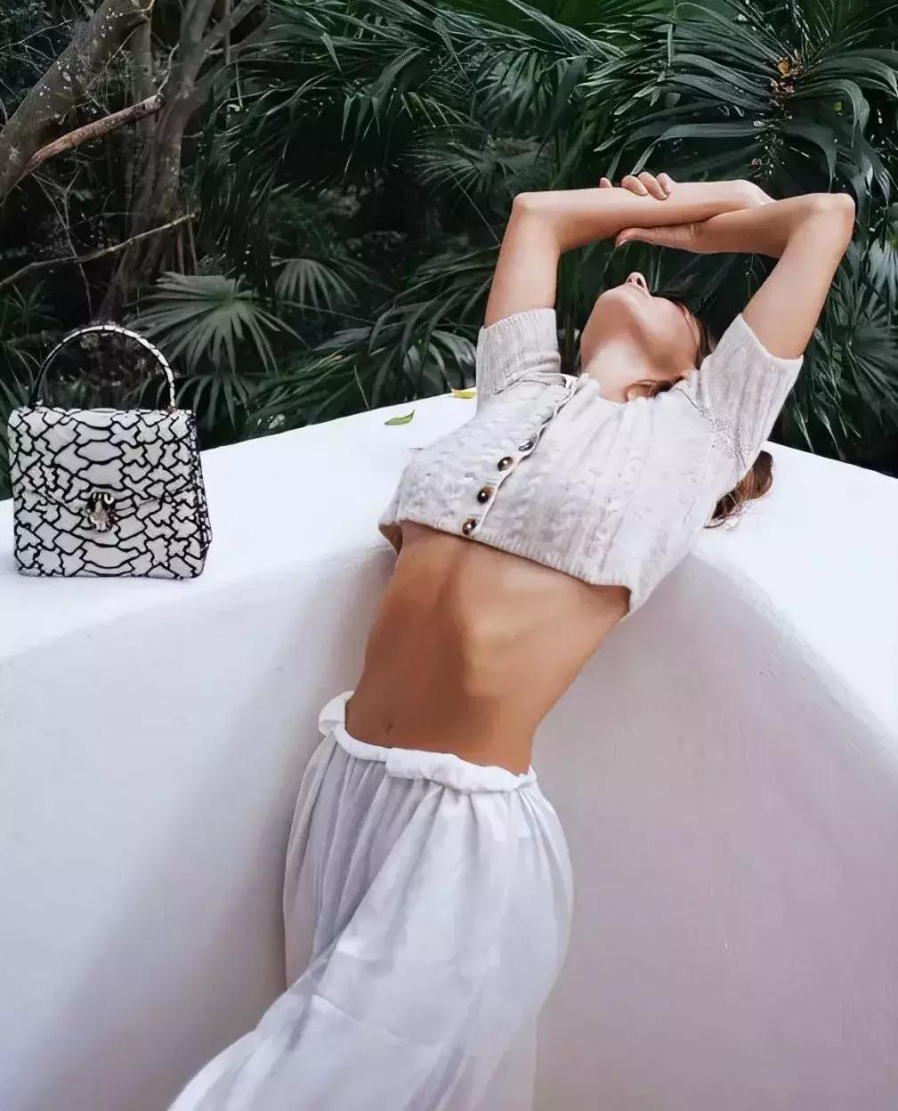 刘雯蕾丝服装,刘雯jennie