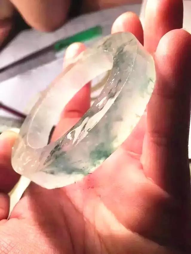 切出极品玻璃种翡翠,切出高冰翡翠