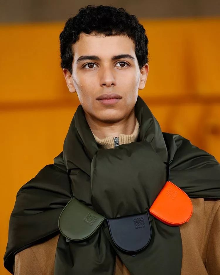 小哥哥答应我别再背双肩包了好吗？挂脖包才是时下潮男必备