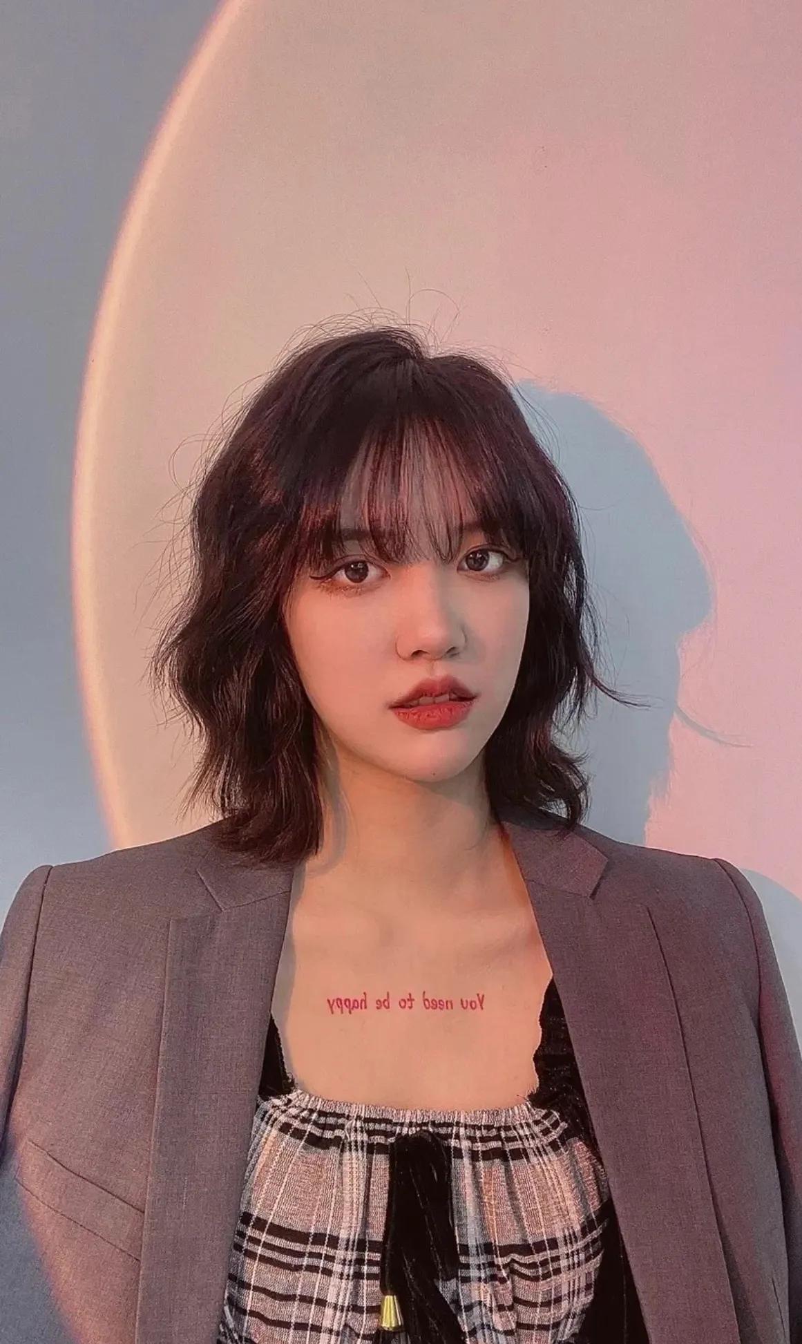 适合小脸的烫发中短发夏季,这个季节最流行的短烫发