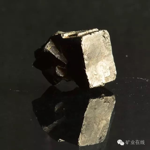 常见的矿物岩石有哪些,4种最常见于岩石里的矿物