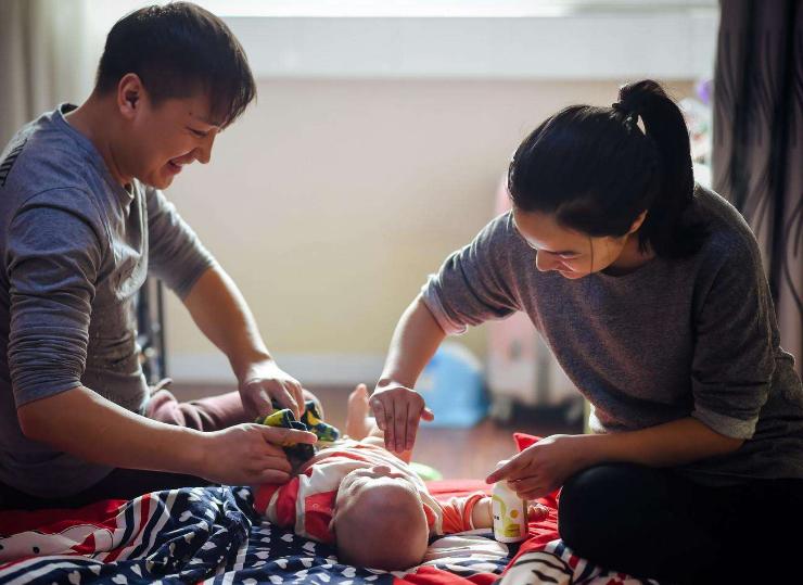 2个月的婴儿怎样陪玩,2个月宝宝如何培养安全感