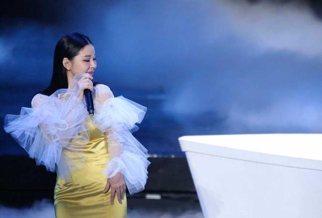 李小萌黑色礼服出席活动图片,李小萌白色吊带