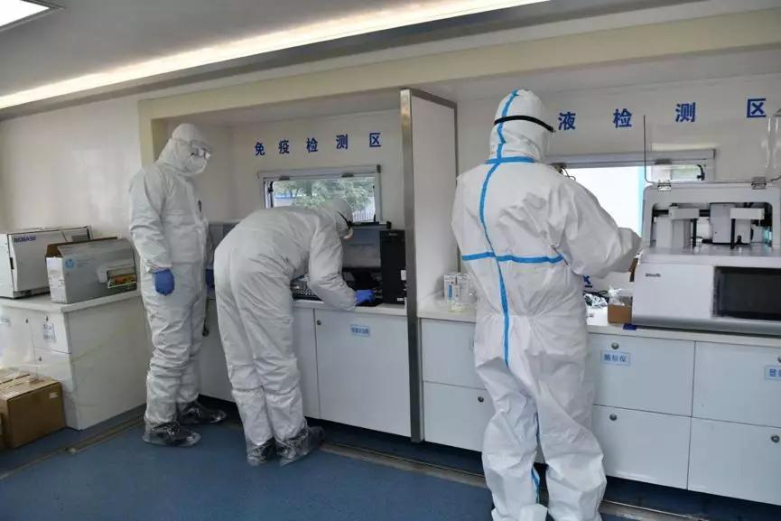 医护人员在前线奋斗,医护人员在前线