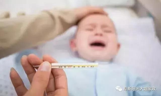 阳光大姐月嫂婴儿抚触,阳光大姐新生儿沐浴抚触