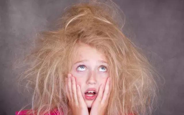 预防身体静电的小妙招,怎样防止静电打到人