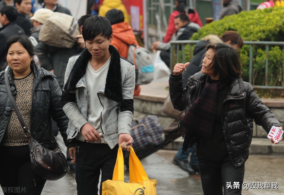 被火车站拉客大妈带走的经历，城中村，35元的站前旅馆