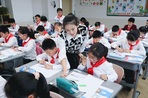 多彩课后服务助力学生快乐成长,多彩社团上线课后服务减负不减质