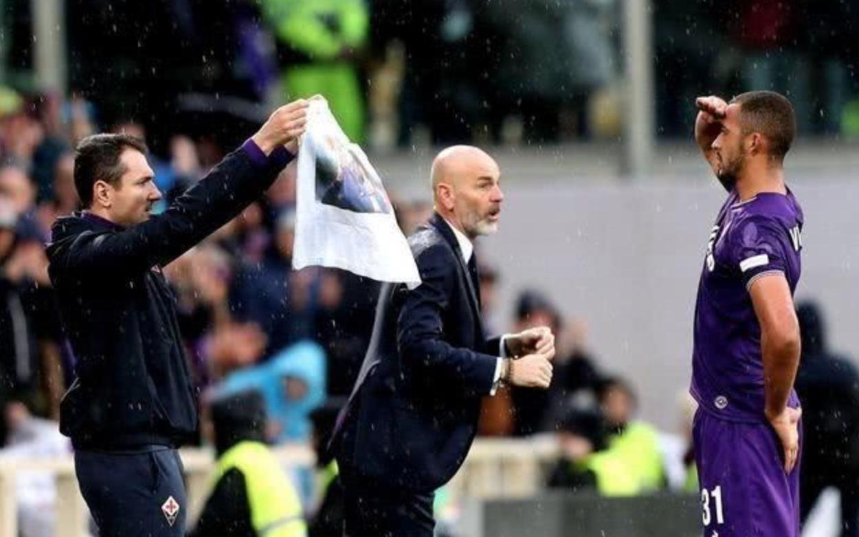 足球感动瞬间纪念老球员,足球场上纪念逝者的视频