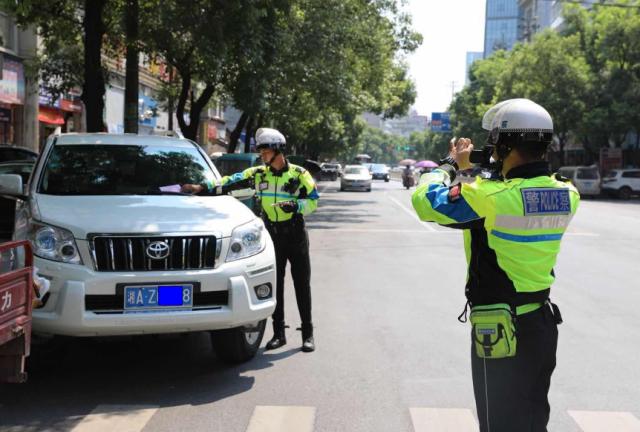 看见交警贴条了立即开走,看见交警贴罚单迅速挪车