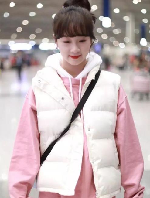 冬天时尚白色羽绒马甲穿搭,时尚百搭高档羽绒马甲穿出气质