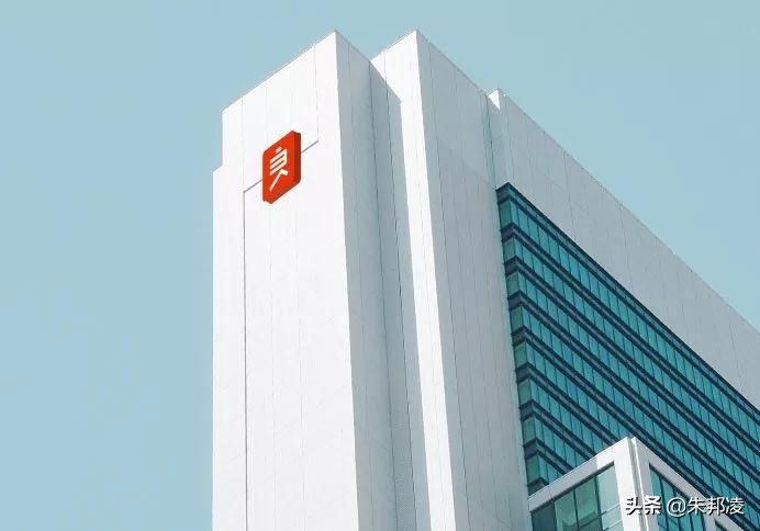 弃百万年薪，卖房开小店，成“零食大王”！年入54亿，门店2092家