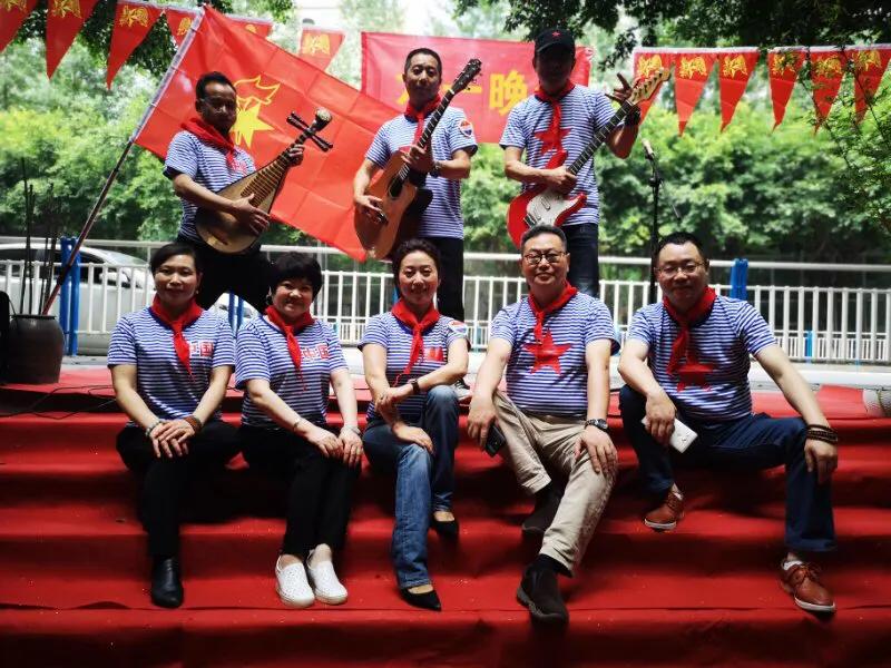 超龄儿童戴红领巾图片,戴红领巾的小朋友六一儿童节