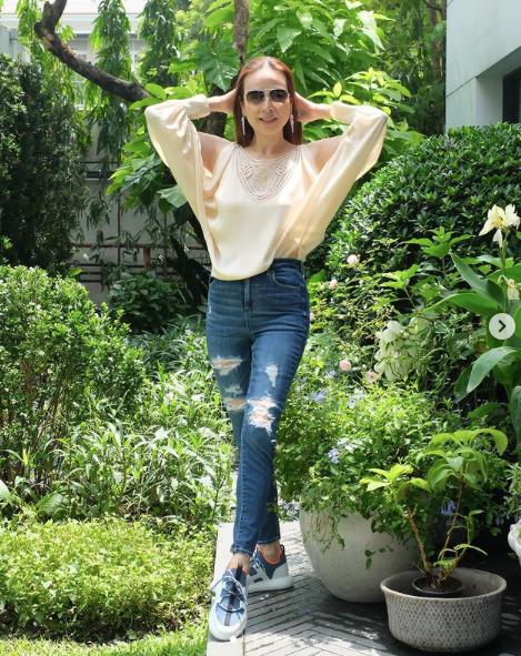 泰国华裔富婆惊艳亮相足球场！无袖衬衫秀性感，运动员害羞地低头